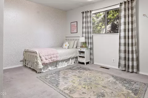 Bedroom - 1941 NE Desert Ct, Bend, OR 97701 photo 3 of 9