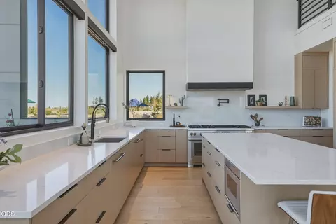 Kitchen - 62333 Mcclain Dr, Bend, OR 97703 photo 3 of 6