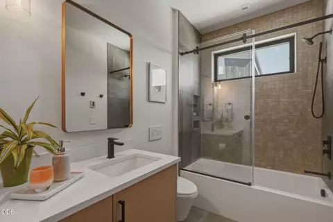 Bath - 62333 Mcclain Dr, Bend, OR 97703 photo 6 of 10