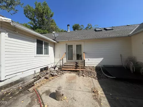 Exterior - 8720 Butte Falls Hwy, Eagle Point, OR 97524 photo 4 of 6