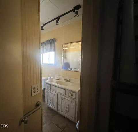 Bath - 8720 Butte Falls Hwy, Eagle Point, OR 97524 photo 1 of 1