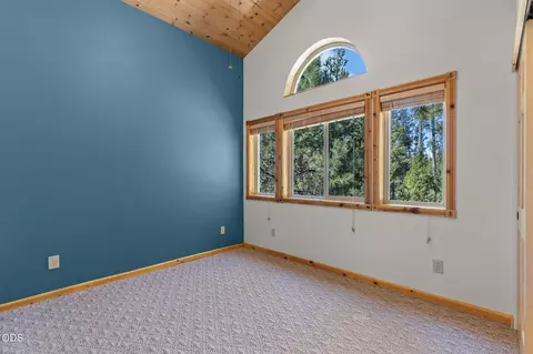 Bedroom - 15150 Yellow Pine Loop, Bend, OR 97707 photo 2 of 4
