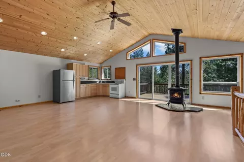 Living - 15150 Yellow Pine Loop, Bend, OR 97707 photo 2 of 9