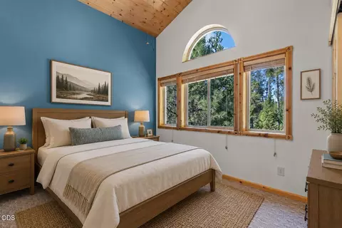 Bedroom - 15150 Yellow Pine Loop, Bend, OR 97707 photo 1 of 4