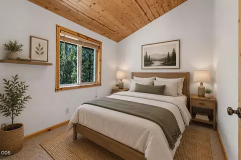 Bedroom - 15150 Yellow Pine Loop, Bend, OR 97707 photo 3 of 4