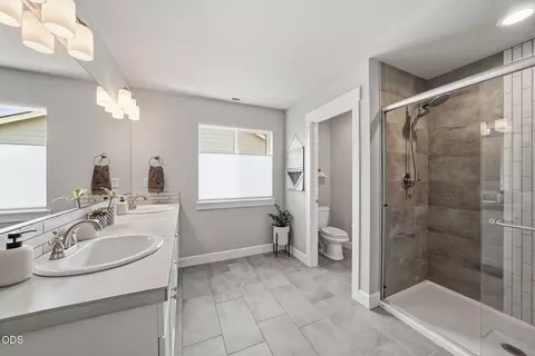 Bath - 2866 NE Marea Dr, Bend, OR 97701 photo 2 of 3
