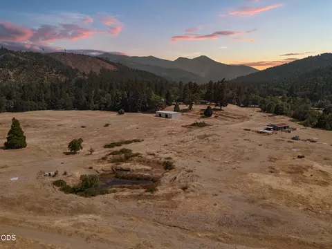 4240 Lake Shore Dr, Selma, OR 97538