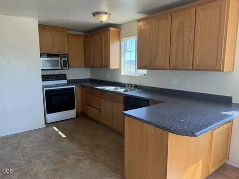 Kitchen - 7465 Table Rock Ter, Central Point, OR 97502 photo 2 of 3