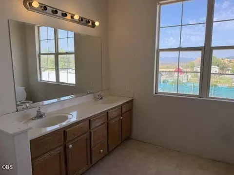Bath - 7465 Table Rock Ter, Central Point, OR 97502 photo 2 of 3