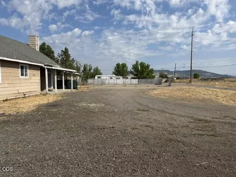 Exterior - 7465 Table Rock Ter, Central Point, OR 97502 photo 5 of 8