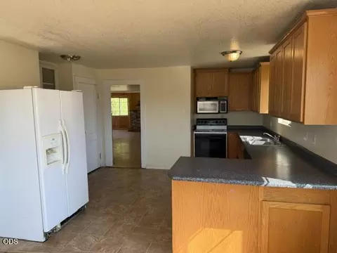Kitchen - 7465 Table Rock Ter, Central Point, OR 97502 photo 3 of 3