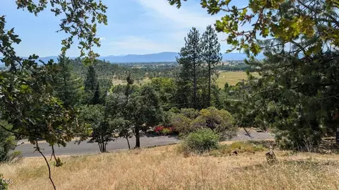 814 Mesa Dr, Eagle Point, OR 97524 photo 4