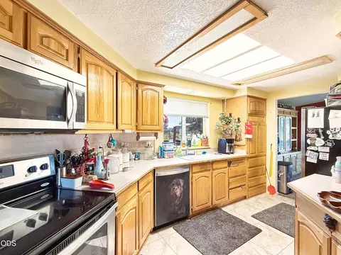 Kitchen - 65211 97th St, Bend, OR 97703 photo 1 of 2