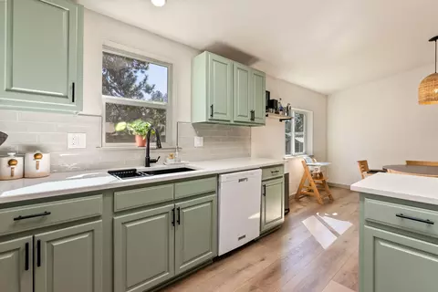 Kitchen - 19700 Baker Rd, Bend, OR 97702 photo 5 of 5