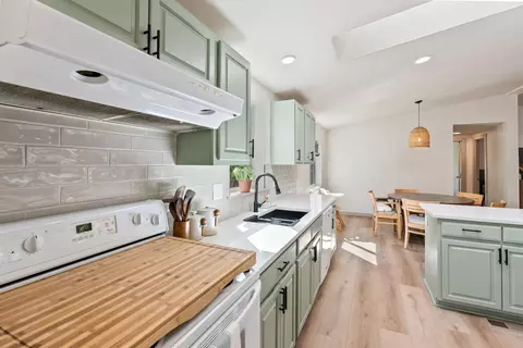 Kitchen - 19700 Baker Rd, Bend, OR 97702 photo 3 of 5