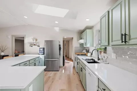 Kitchen - 19700 Baker Rd, Bend, OR 97702 photo 2 of 5
