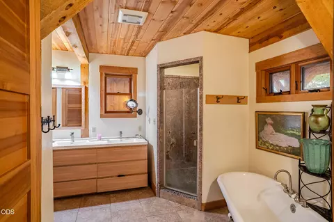Bath - 688 Worthington Rd, Eagle Point, OR 97524 photo 1 of 7