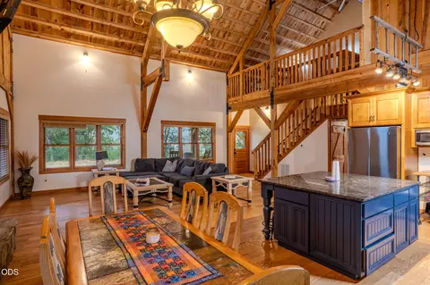 Dining - 688 Worthington Rd, Eagle Point, OR 97524 photo 1 of 1