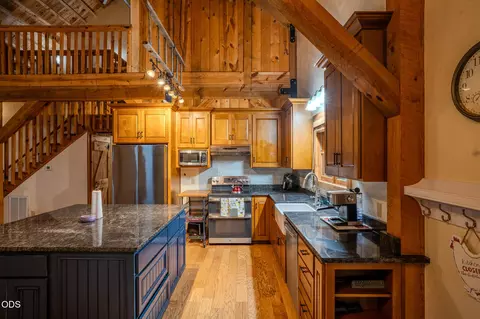 Kitchen - 688 Worthington Rd, Eagle Point, OR 97524 photo 3 of 4