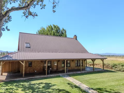 Exterior - 688 Worthington Rd, Eagle Point, OR 97524 photo 1 of 2