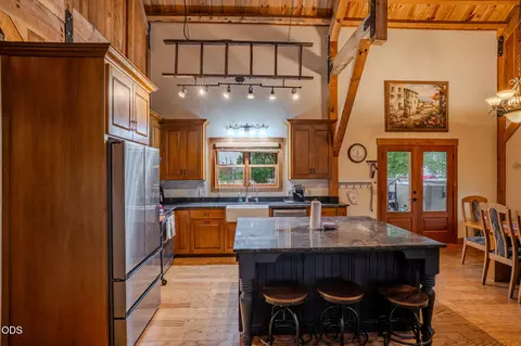 Kitchen - 688 Worthington Rd, Eagle Point, OR 97524 photo 2 of 4