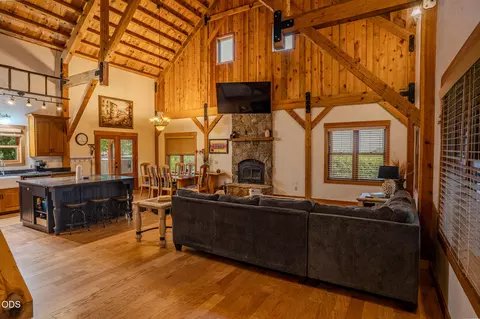 Living - 688 Worthington Rd, Eagle Point, OR 97524 photo 1 of 2