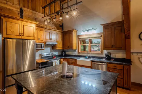 Kitchen - 688 Worthington Rd, Eagle Point, OR 97524 photo 4 of 4