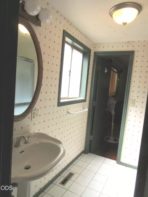 Bath - 541 Mathews Rd, Dorris, CA 96023 photo 5 of 5