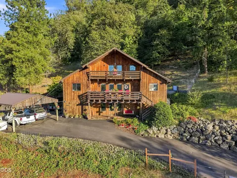 466 Laurel Dr, Roseburg, OR 97471