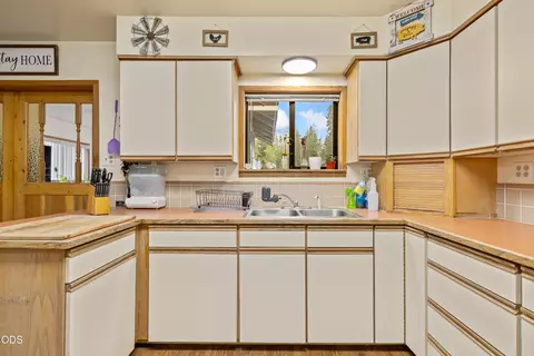 Kitchen - 12342 Sun Forest Dr, La Pine, OR 97739 photo 2 of 3