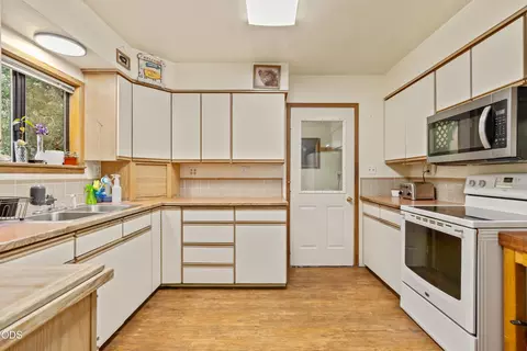 Kitchen - 12342 Sun Forest Dr, La Pine, OR 97739 photo 3 of 3