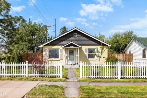 655 SW 12th St, Redmond, OR 97756