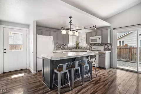 Kitchen - 61049 Larkspur Loop, Bend, OR 97702 photo 1 of 4