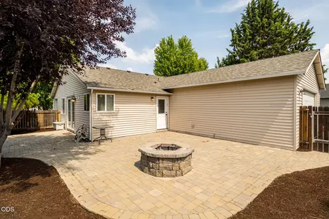 Exterior - 61049 Larkspur Loop, Bend, OR 97702 photo 8 of 9