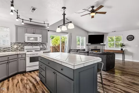 Kitchen - 61049 Larkspur Loop, Bend, OR 97702 photo 4 of 4