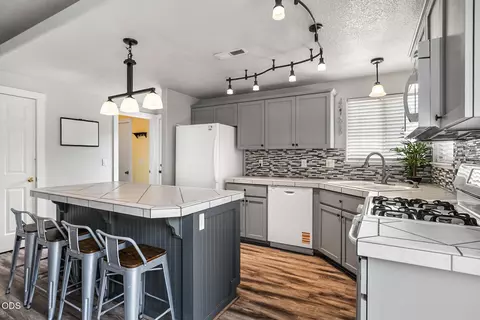 Kitchen - 61049 Larkspur Loop, Bend, OR 97702 photo 2 of 4