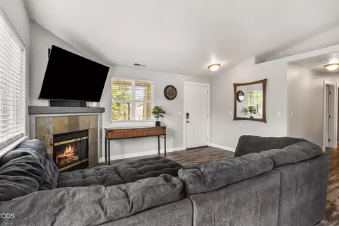 Living - 61049 Larkspur Loop, Bend, OR 97702 photo 2 of 4