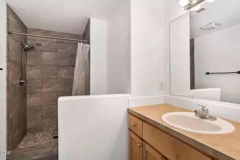 Bath - 61049 Larkspur Loop, Bend, OR 97702 photo 2 of 2