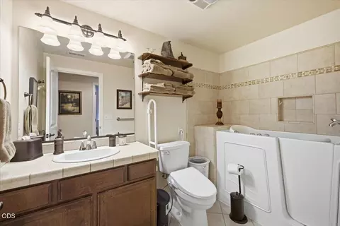 Bath - 613 Nottingham Ter, Eagle Point, OR 97524 photo 1 of 2