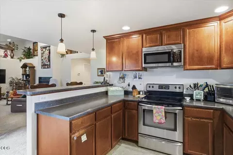 Kitchen - 613 Nottingham Ter, Eagle Point, OR 97524 photo 3 of 3