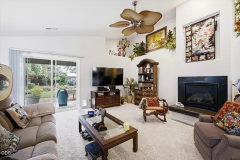 Living - 613 Nottingham Ter, Eagle Point, OR 97524 photo 2 of 3