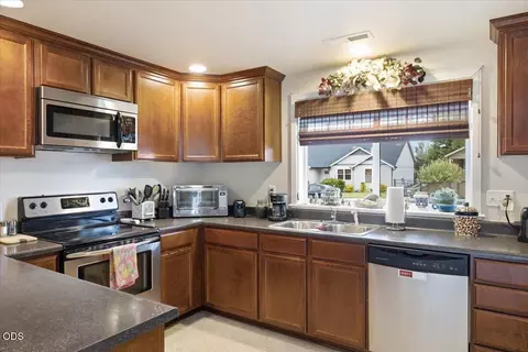 Kitchen - 613 Nottingham Ter, Eagle Point, OR 97524 photo 2 of 3