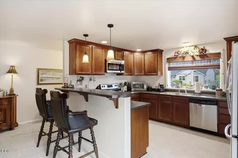 Kitchen - 613 Nottingham Ter, Eagle Point, OR 97524 photo 1 of 3