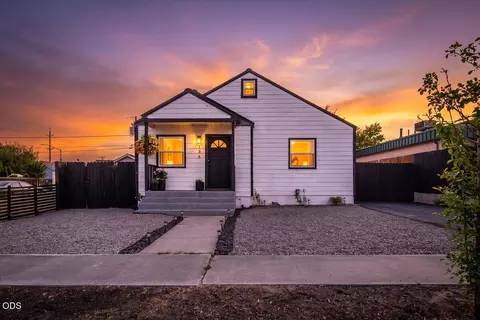 736 SW 10th St, Redmond, OR 97756