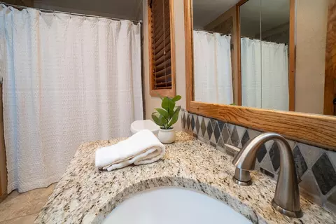 Bath - 57716 Vine Maple Ln, Sunriver, OR 97707 photo 4 of 4
