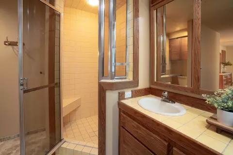 Bath - 57716 Vine Maple Ln, Sunriver, OR 97707 photo 2 of 4