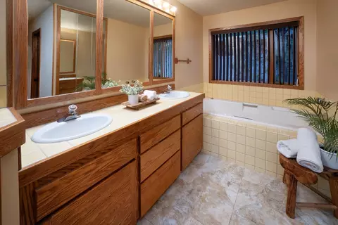 Bath - 57716 Vine Maple Ln, Sunriver, OR 97707 photo 1 of 4