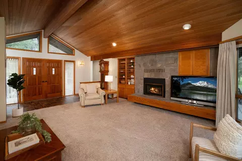 Living - 57716 Vine Maple Ln, Sunriver, OR 97707 photo 2 of 2