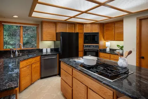 Kitchen - 57716 Vine Maple Ln, Sunriver, OR 97707 photo 1 of 2