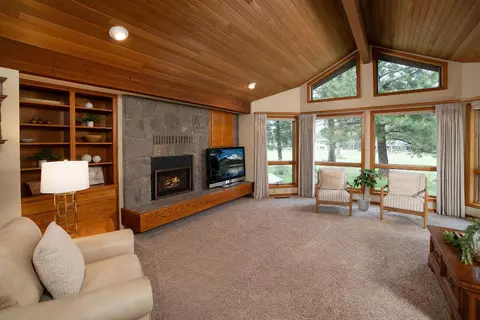 Living - 57716 Vine Maple Ln, Sunriver, OR 97707 photo 1 of 2